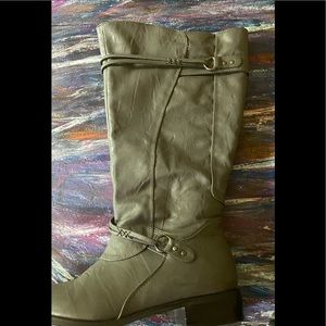 Grey boots Size 8 1/2 Great condition